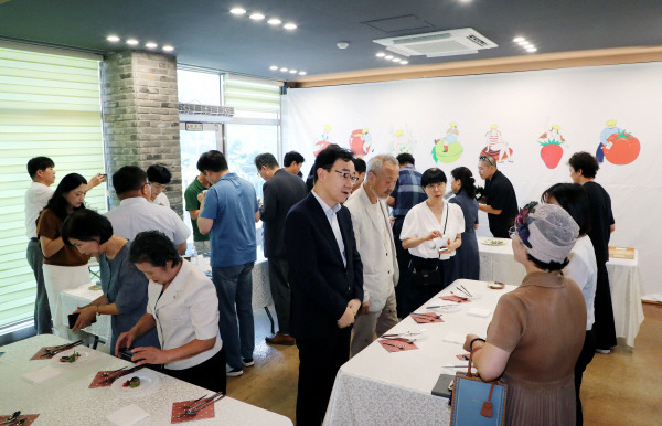 오는 10월 열리는 ‘하동을 먹다, 하동별맛축제’에 앞서 축제의 성공적인 개최를 위해 메인 셀러 16팀의 메뉴 시식회가 열렸다. 하동군 제공