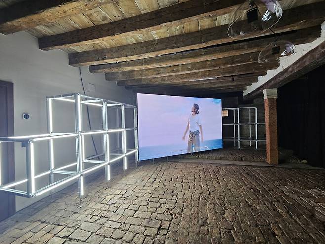 Installation view of "News From Nowhere: Eclipse" by Moon Kyung-won & Jeon Joon-ho at "Every Island is a Mountain" (Park Yuna/The Korea Herald)