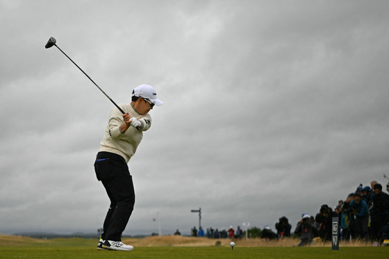 Shin Ji-yai plays from the third tee on day four of the Women's British Open on the Old Course at St Andrews in St Andrews, Scotland on Sunday.  [AFP/YONHAP]