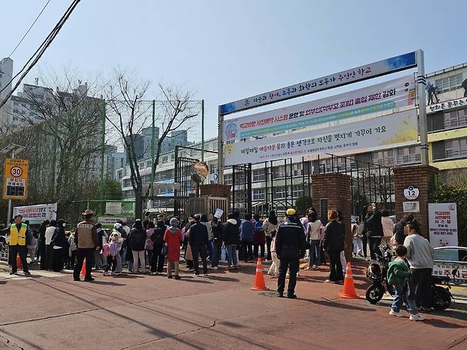 Security guard and faculty prevent parents from entering the Seoul Dongdap Elementary School in Dongdaemun District, eastern Seoul, in March. [SEOUL DONGDAP ELEMENTARY SCHOOL]