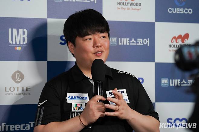 25일 서울 송파구 잠실 비타500 콜로세움에서 열린 ‘2024 월드 3쿠션 서바이벌’ 결승에서 조명우가 인터뷰하고 있다. 사진=유희태 기자