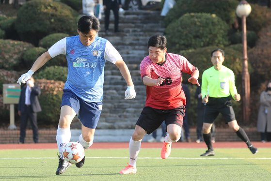 지난 2022년 서울 여의도 국회 운동장에서 열린 여야 국회의원 친선 축구 경기에서 여야 의원들이 볼 다툼을 하고 있다. [사진출처=뉴스1]