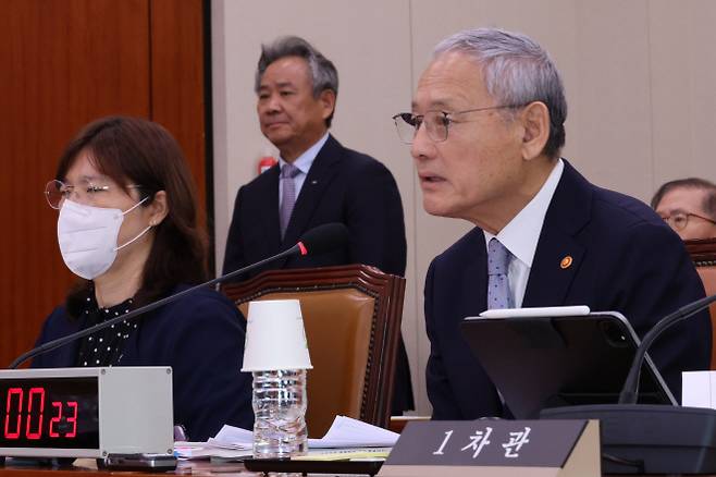 문화체육관광부 유인촌 장관(사진 오른쪽). 사진=연합뉴스 제공