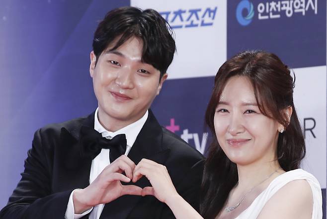 '연애남매'를 통해 현실 커플로 맺어진 김윤재, 이윤하가 결혼을 발표했다. 사진은 지난달 인천 중구 파라다이스 시티에서 열린 '제3회 청룡시리즈어워즈'(Blud Dragon Series Awards, 이하 BSA) 레드카펫 행사에 참석한 JTBC '연애남매' 김윤재 이윤하 커플. /사진=뉴스1