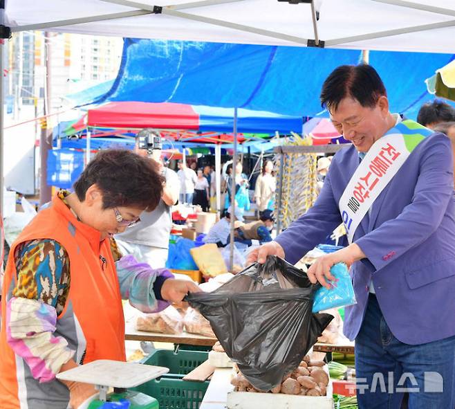 김한종 장성군수가 지난해 추석을 앞두고 황룡전통시장을 찾아 장보는 모습/뉴시스