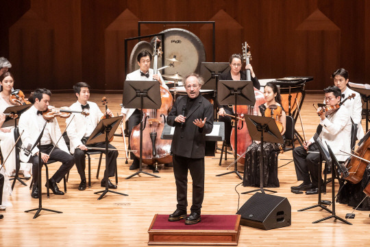 24일 예술의전당 콘서트홀에서 열린 ‘힉 엣 눙크’ 세종솔로이스츠와 four concertmasters 공연. 토드 마코버(가운데) MIT 교수가 관객들에게 자신의 작품을 설명하고 있다. 세종솔로이스츠 제공