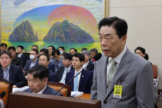 김형석 독립기념관장이 26일 오전 국회에서 열린 정무위원회 전체회의에서 위원 질의에 답하고  있다. 연합뉴스