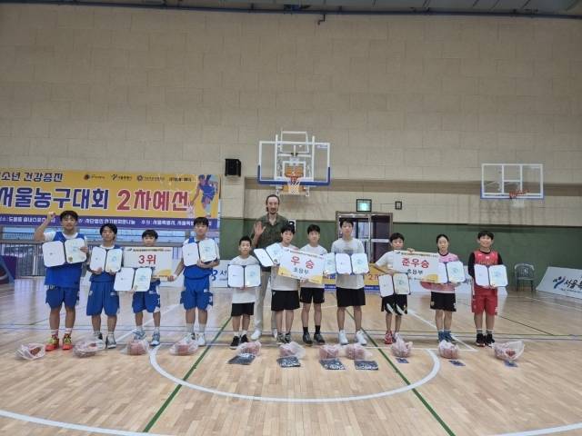 한기범(왼쪽에서 여섯 번째) 회장이 초등부 수상자들과 함께 포즈를 취했다. /한기범희망나눔 제공