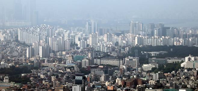 서울 남산에서 바라본 아파트 모습. [연합]