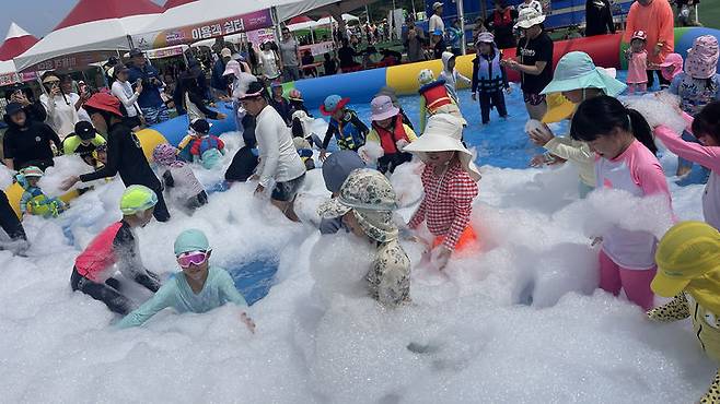 [서산=뉴시스] 지난 10일 서산종합운동장에 마련된 여름 테마파크를 찾은 시민들이 버블놀이 풀에서 무더위를 날리고 있다. (사진=서산시 제공) 2024,08.26. *재판매 및 DB 금지