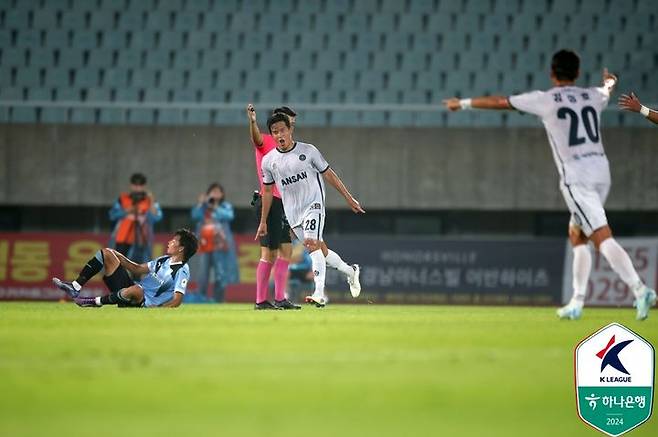 [서울=뉴시스] 프로축구 K리그2 안산 그리너스의 이지승(가운데). (사진=한국프로축구연맹 제공) *재판매 및 DB 금지