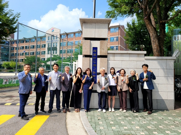 ‘서울반도체고등학교 현판 제막행사’에서 참석자들이 기념촬영을 하고 있다.