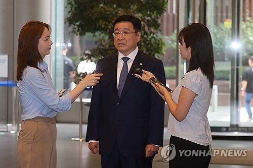 (서울=연합뉴스) 류효림 기자 = 이찬희 삼성 준법감시위원장이 26일 오후 서울 서초구 삼성생명 서초타워에서 열리는 삼성 준감위 회의에 참석하며 취재진 질문에 답변하고 있다. 2024.8.26 ryousanta@yna.co.kr