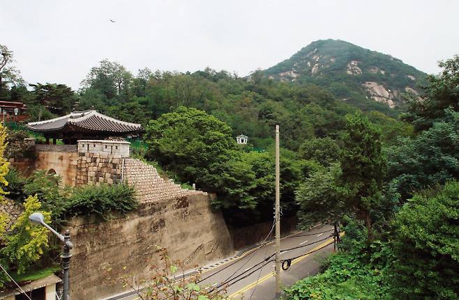 창의문은 북악산과 인왕산을 잇는 고갯마루에 자리했다. [서울연구데이터서비스 제공 ]