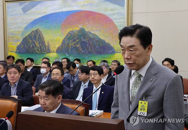 답변하는 김형석 독립기념관장 (서울=연합뉴스) 김주성 기자 = 김형석 독립기념관장이 26일 오전 국회에서 열린 정무위원회 전체회의에서 위원 질의에 답하고  있다. 2024.8.26 utzza@yna.co.kr