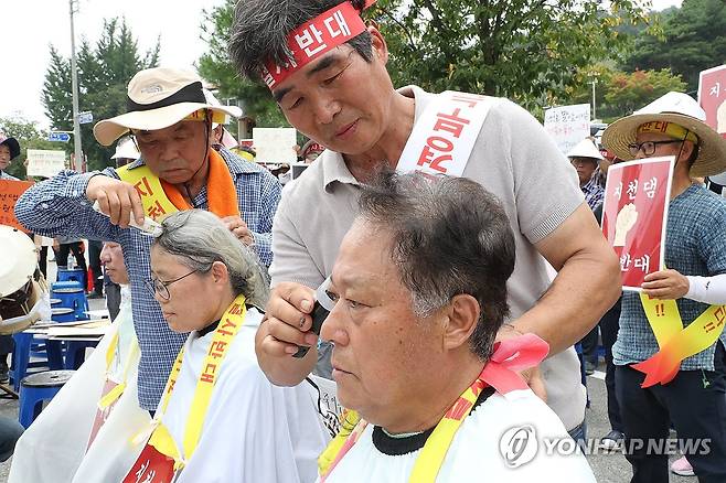 "댐 건설 반대한다" (청양=연합뉴스) 한종구 기자 = 26일 오후 충남 청양 문화예술회관 앞에서 주민들이 청양 지천댐 건설 백지화를 촉구하는 시위를 하고 있다. 2024.8.26. jkhan@yna.co.kr