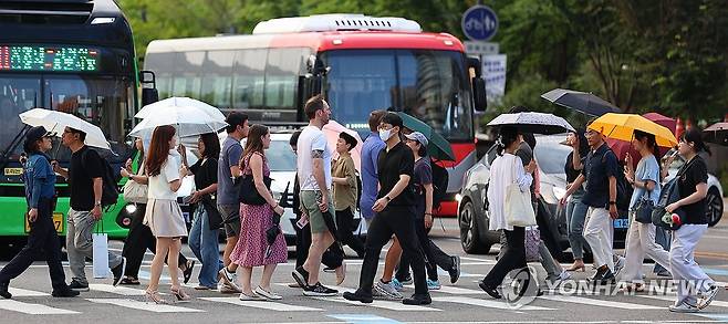 더위 달래주는 소나기 [연합뉴스 자료사진]