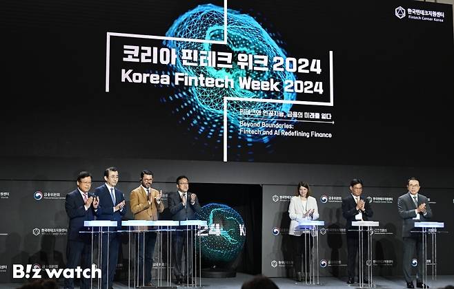 글로벌 핀테크 박람회인 '코리아 핀테크 위크 2024'가 27일 서울 동대문디자인플라자(DDP)에서 개막하고 있다. 사진은 김병환 금융위원장을 비롯한 주요내빈들이 개막 세레모니를 하는 모습./사진=이명근 기자 qwe123@