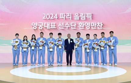 정의선 대한양궁협회장이 27일 열린 ‘2024 파리올림픽 양궁 대표 선수단 환영 만찬’에서 국가대표 등 참가자들과 기념 촬영을 하고 있다. 현대차그룹 제공