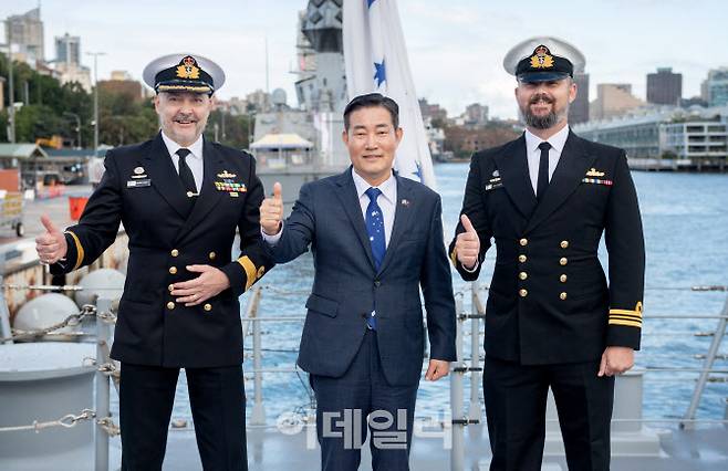 지난 5월 호주 함대사령부를 방문한 신원식 국방부장관이 호주 해군 구축함 브리즈번함(DDG) 상에서 호주 해군 관계자들과 기념사진을 촬영하고 있다. (사진=국방부)