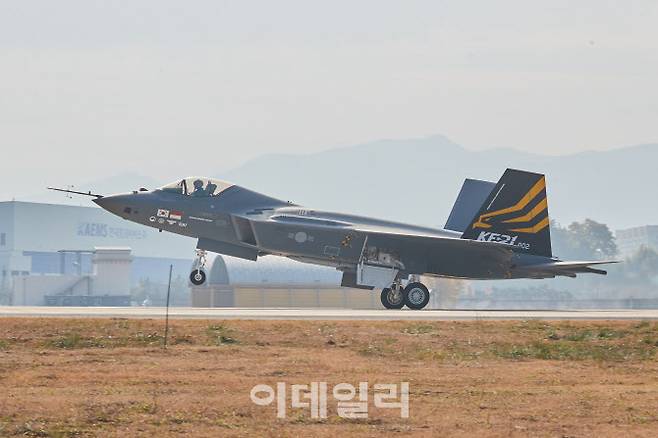 국산 전투기 KF-21 시제2호기가 비행시험을 위해 이륙하고 있다. (사진=방위사업청)