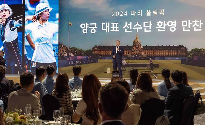 정의선 현대차그룹 회장이 27일 서울 광진구 그랜드워커힐에서 열린 ‘2024 파리올림픽 양궁대표 선수단 환영 만찬’에 참석해 환영사를 하고 있다.(사진=현대차그룹)