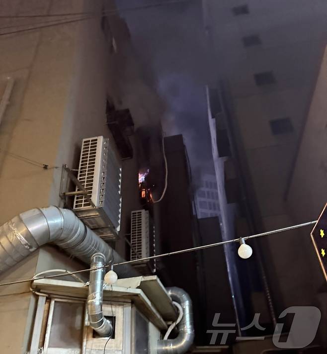 27일 밤 12시 18분쯤 부산 사하구 하단동 화재현장.(부산소방재난본부 제공)