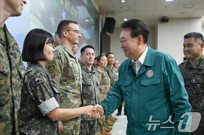 윤석열 대통령이 지난 21일 경기 용인 육군 지상작전사령부를 방문, 한미 을지 자유의 방패(UFS·을지프리덤실드)에 참가 중인 한미 장병들을 격려하고 있다. (대통령실 제공) 2024.8.21/뉴스1 ⓒ News1 송원영 기자