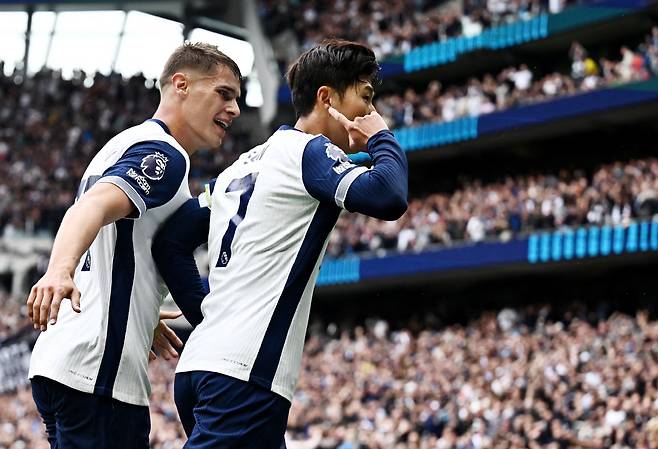 Soccer Football - Premier League - Tottenham Hotspur v Everton - Tottenham Hotspur Stadium, London, Britain - August 24, 2024 Tottenham Hotspur's Son Heung-min celebrates scoring their fourth goal with Micky van de Ven REUTERS/Dylan Martinez EDITORIAL USE ONLY. NO USE WITH UNAUTHORIZED AUDIO, VIDEO, DATA, FIXTURE LISTS, CLUB/LEAGUE LOGOS OR 'LIVE' SERVICES. ONLINE IN-MATCH USE LIMITED TO 120 IMAGES, NO VIDEO EMULATION. NO USE IN BETTING, GAMES OR SINGLE CLUB/LEAGUE/PLAYER PUBLICATIONS. PLEASE CONTACT YOUR ACCOUNT REPRESENTATIVE FOR FURTHER DETAILS..







<저작권자(c) 연합뉴스, 무단 전재-재배포, AI 학습 및 활용 금지>