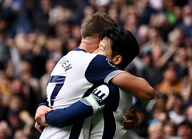 Soccer Football - Premier League - Tottenham Hotspur v Everton - Tottenham Hotspur Stadium, London, Britain - August 24, 2024 Tottenham Hotspur's Son Heung-min celebrates scoring their fourth goal with Micky van de Ven REUTERS/Dylan Martinez EDITORIAL USE ONLY. NO USE WITH UNAUTHORIZED AUDIO, VIDEO, DATA, FIXTURE LISTS, CLUB/LEAGUE LOGOS OR 'LIVE' SERVICES. ONLINE IN-MATCH USE LIMITED TO 120 IMAGES, NO VIDEO EMULATION. NO USE IN BETTING, GAMES OR SINGLE CLUB/LEAGUE/PLAYER PUBLICATIONS. PLEASE CONTACT YOUR ACCOUNT REPRESENTATIVE FOR FURTHER DETAILS..







<저작권자(c) 연합뉴스, 무단 전재-재배포, AI 학습 및 활용 금지>