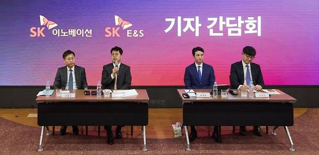 지난달 18일 서울 종로구 SK서린빌딩에서 열린 'SK이노베이션-SK E&S 합병' 기자간담회에서 왼쪽부터 강동수 SK이노베이션 전략·재무부문장, 박상규 SK이노베이션 사장, 추형욱 SK E&S 사장, 서건기 SK E&S 재무부문장이 질의응답을 하고 있다. [사진제공=SK이노베이션]