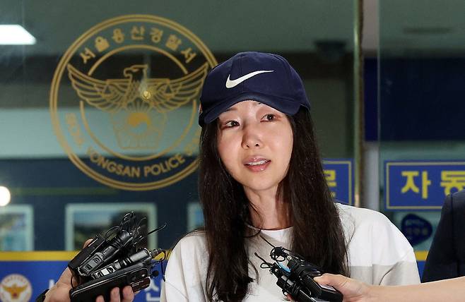 배임 혐의로 경찰조사를 마친 민희진 어도어 대표가 서울 용산경찰서에서 취재진의 질문에 답변하고 있다. 민 대표는 27일 대표이사에서 해임됐다. /뉴스1
