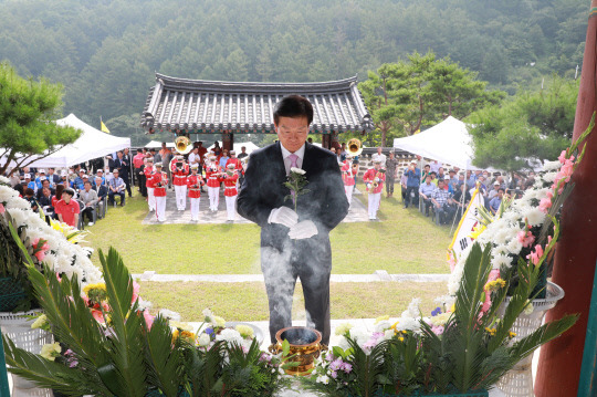 금산군은 지난 26일 진산면 대둔산로 191번지 충장사에서 박범인 금산군수, 안동권씨 종친회, 진산면민 등 300여 명이 참석한 가운데 제432주년 이치대첩기념제를 개최했다. 금산군 제공