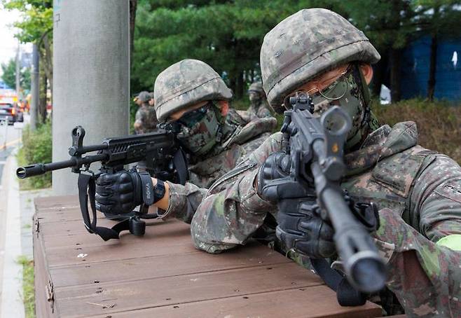 22일 오후 서울 도봉구 도봉산역 일대 도로에서 수도방위사령부 제56사단 용마여단 장병들이 민방위 훈련 공습경보가 발령되자 군·경 합동 교통 통제소를 설치한 뒤 경계하고 있다. ⓒ연합뉴스