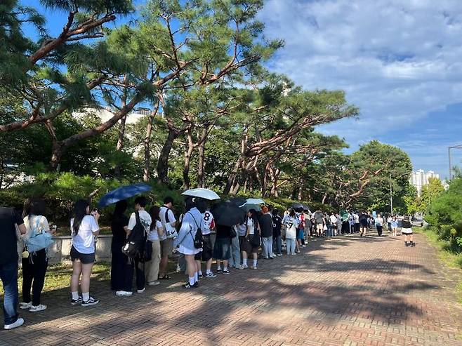 '무적 마루 데이' 팝업스토어 입장을 위해 대기 중인 관람객들.ⓒ데일리안 이주은 기자