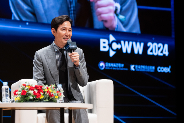 배우 이정재가 27일 코엑스에서 열린 BCWW2024 특별세션에 참여해 K-콘텐츠 위상에 대한 발언을 하고 있다. 콘진원 제공