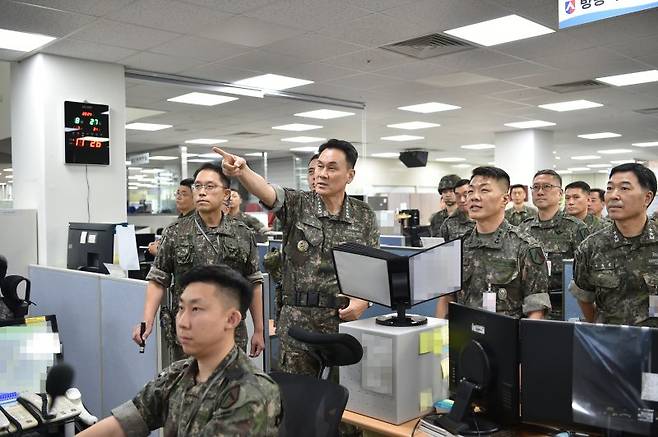 김명수 합참의장이 27일 '24 UFS 연습에 참여 중인 경기 안양시 육군 수도군단사령부을 찾아 전·평시 작전수행태세를 점검하고 있다.사진=합동참모본부 제공