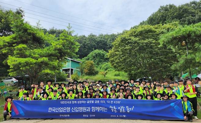 한국산업은행 신입행원들이 지난 26일 경기 연천군 관내 사과농가에서 기념촬영을 하고 있다. 한국산업은행 제공