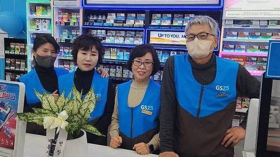 충남 천안의 한 편의점에서 일하고 있는 직원들. 이들은 모두 60세 이상 시니어로 20명이 교대로 일한다. [사진 천안시]