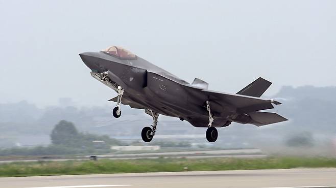 공군 F-35A 전투기가 훈련을 위해 이륙하고 있다. 사진 공군