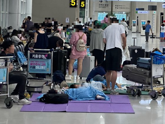 27일 오전 6시30분쯤 제주국제공항 3층 출발 대합실에 발생한 체류객이 쪽잠을 자고 있다. 전날 오후 8시 55분 제주공항에선 대한항공 여객기 고장으로 인한 여파로 결항과 지연이 이어졌다. 최충일 기자