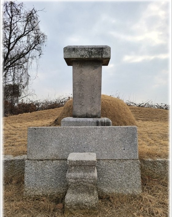 김숭겸과 그의 부인 밀양 박씨의 합장묘. 경기도 남양주 이패동에 있다. [사진 규장각, 이숙인 구글 캡처]