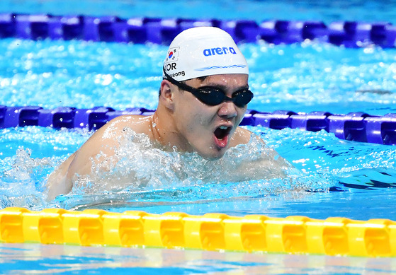 Jo Gi-seong competes in the men's 50-meter breaststroke preliminary competition at the 2020 Tokyo Paralympics in Tokyo on Aug. 25, 2021.  [JOINT PRESS CORPS]