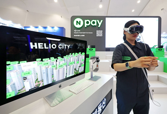 A Naver Pay employee demonstrates the virtual reality real estate feature at 2024 Korea Fintech Week held at Dongdaemun Design Plaza in central Seoul on Tuesday. [YONHAP]