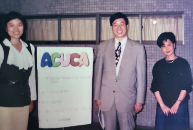 김영한 기독교학술원장이 1995년 아시아기독교대학협회 강사로 인도네시아 페트라기독대를 방문해 교수들과 기념사진을 촬영하는 모습.