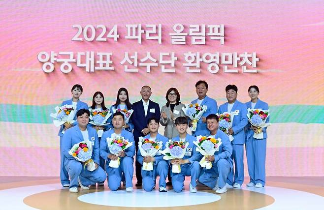 '2024 파리올림픽 양궁대표 선수단 환영 만찬'에서 기념촬영하고 있는 정의선 회장, 장미란 문체부 차관, 양궁 국가대표 선수단. (뒷줄 왼쪽부터)임시현 선수, 전훈영 선수, 남수현 선수, 정의선 회장, 장미란 문체부 차관, 홍승진 총감독, 양창훈 감독, 김문정 코치, (앞줄 왼쪽부터)임동현 코치, 김우진 선수, 이우석 선수, 김제덕 선수, 박성수 감독. /사진제공=현대차그룹