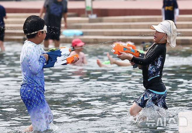 [서울=뉴시스] 김근수 기자 = 폭염 날씨가 계속되는 25일 서울 영등포구 여의도 한강시민공원 물빛광장에서 어린이들이 더위를 피하기 위해 물놀이를 즐기고 있다. 2024.08.25. ks@newsis.com