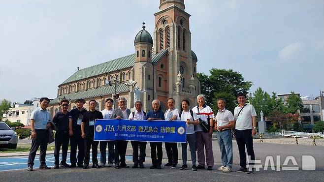 [전주=뉴시스] 전북특별자치도를 찾은 일본 가고시마 지역회 건축사회 대표단이 전주에서 기념촬영을 하고 있다. 2024.08.27   *재판매 및 DB 금지