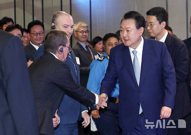 [서울=뉴시스] 조수정 기자 = 윤석열 대통령이 27일 서울 영등포구 페어몬트 앰배서더 서울에서 열린 2024 국제 사이버범죄대응 심포지엄 개회식에 입장하며 페드로 베르델로 유럽평의회 사이버범죄협약위원회 의장과 인사를 나누고 있다. 2024.08.27. chocrystal@newsis.com