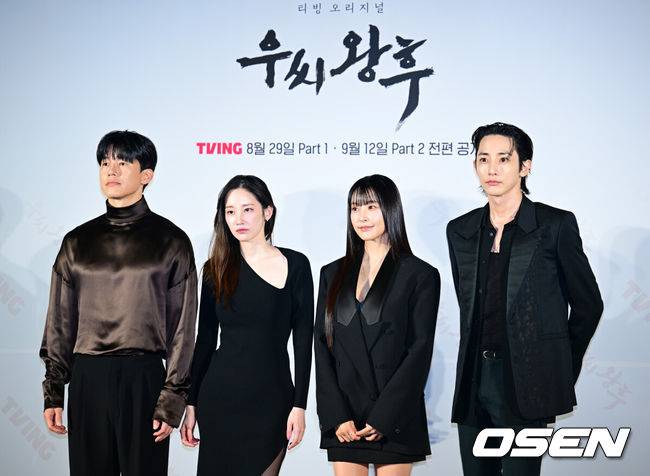 [OSEN=김성락 기자] 27일 오후 서울 서울 용산구 한강대로 CGV 용산아이파크몰에서 티빙 오리지널 시리즈 ‘우씨왕후’의 제작발표회가 열렸다. 드라마 ‘우씨왕후’는 갑작스러운 왕의 죽음으로 왕위를 노리는 왕자들과 권력을 잡으려는 다섯 부족의 표적이 된 우씨왕후가 24시간 안에 새로운 왕을 세우기 위해 고군분투하는 추격 액션 사극이다. 배우 김무열, 전종서, 정유미, 이수혁이 포토타임을 갖고 있다. 2024.08.27 /ksl0919@osen.co.kr